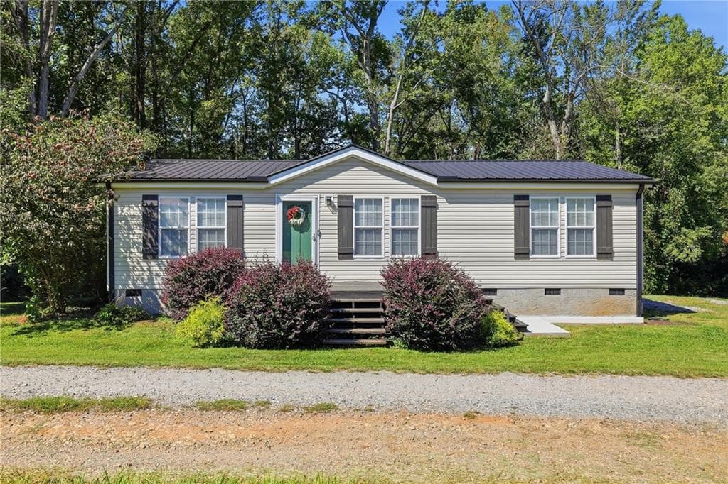 3 bedroom, 2 bathroom, 1,188 sq ft single family residence for sale at 113 Lonesome Pond Road, Cleveland, GA 30528