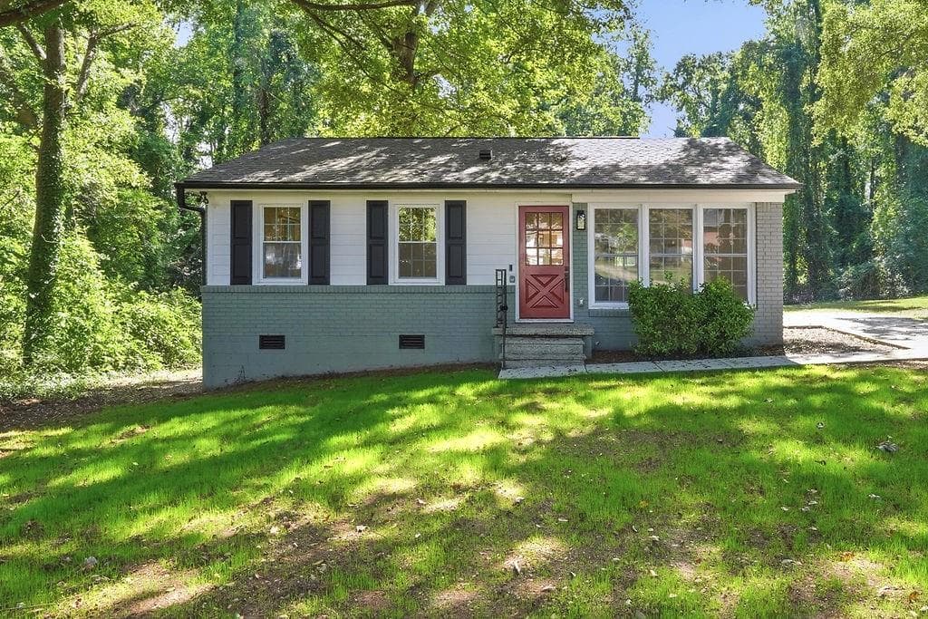 2 bedroom, 1 bathroom, 831 sq ft single family residence for sale at 1127 Delores Way, Forest Park, GA 30297