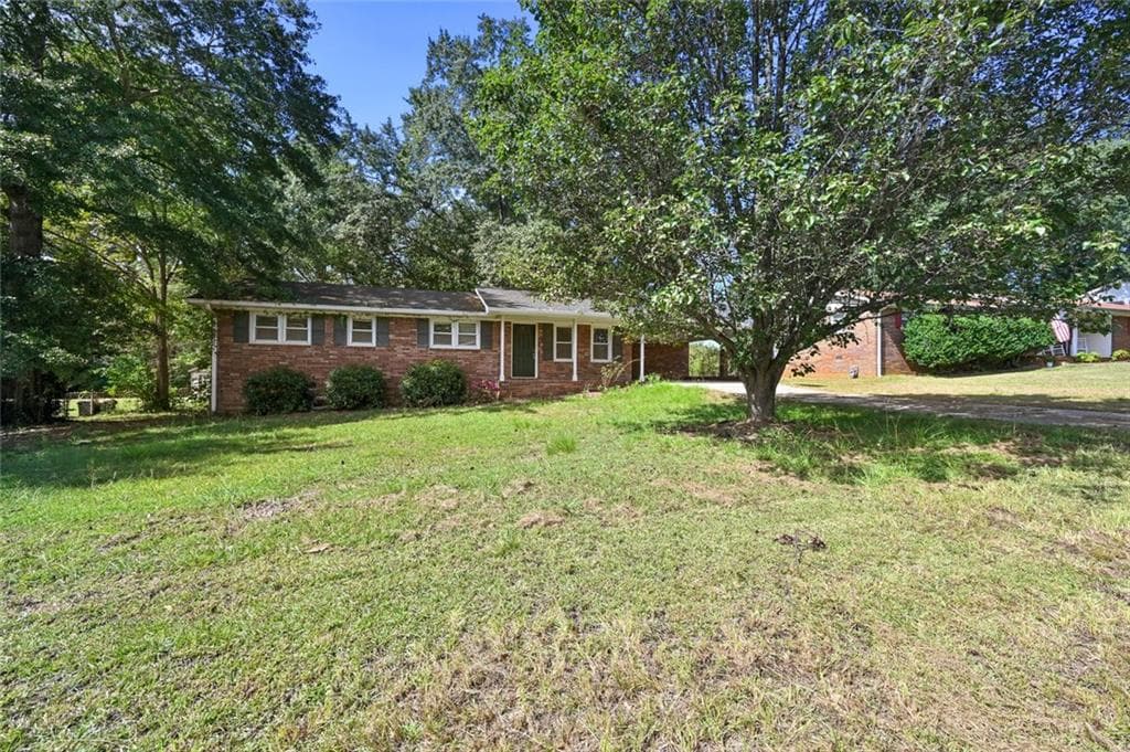 3 bedroom, 2 bathroom, 1,395 sq ft single family residence for sale at 3354 Cheoah Drive, Douglasville, GA 30135
