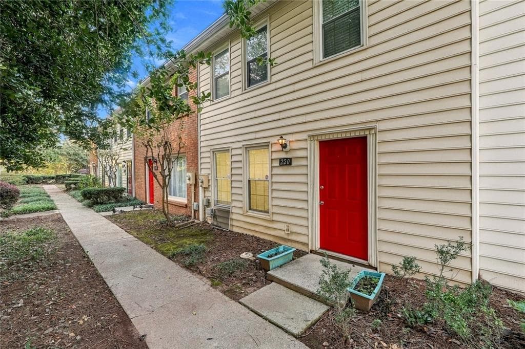 2 bedroom, 3 bathroom, 1,240 sq ft townhouse for sale at 220 Chads Ford Way, Roswell, GA 30076