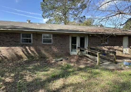 3 bedroom, 2 bathroom, 1,437 sq ft single family residence for sale at 111 Fairlane Drive, Eufaula, AL 36027