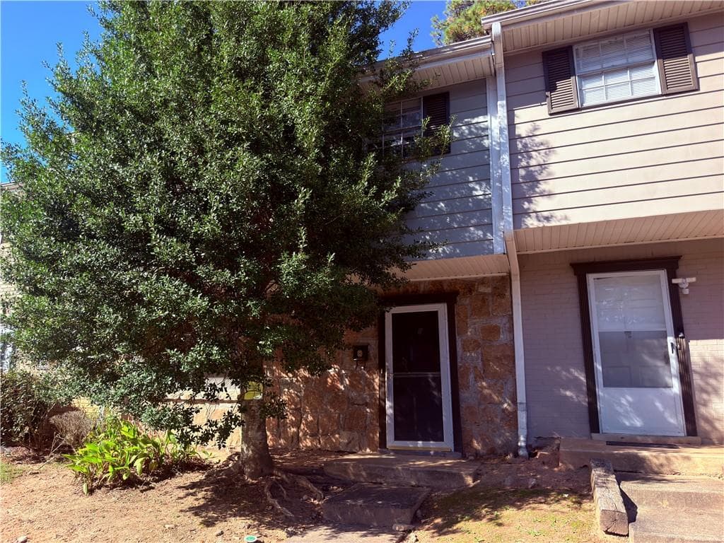 3 bedroom, 3 bathroom, 1,340 sq ft townhouse for sale at 4701 Flat Shoals Road 69B, Union City, GA 30291