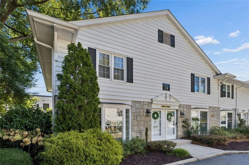 2 bedroom, 2 bathroom, 1,108 sq ft townhouse for sale at 136 NW Peachtree Memorial Drive VA 1, Atlanta, GA 30309