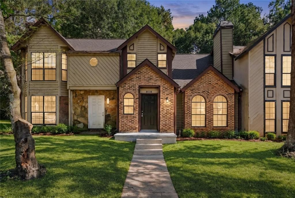 2 bedroom, 2 bathroom, 966 sq ft townhouse for sale at 818 Heritage Oaks Drive, Stone Mountain, GA 30088