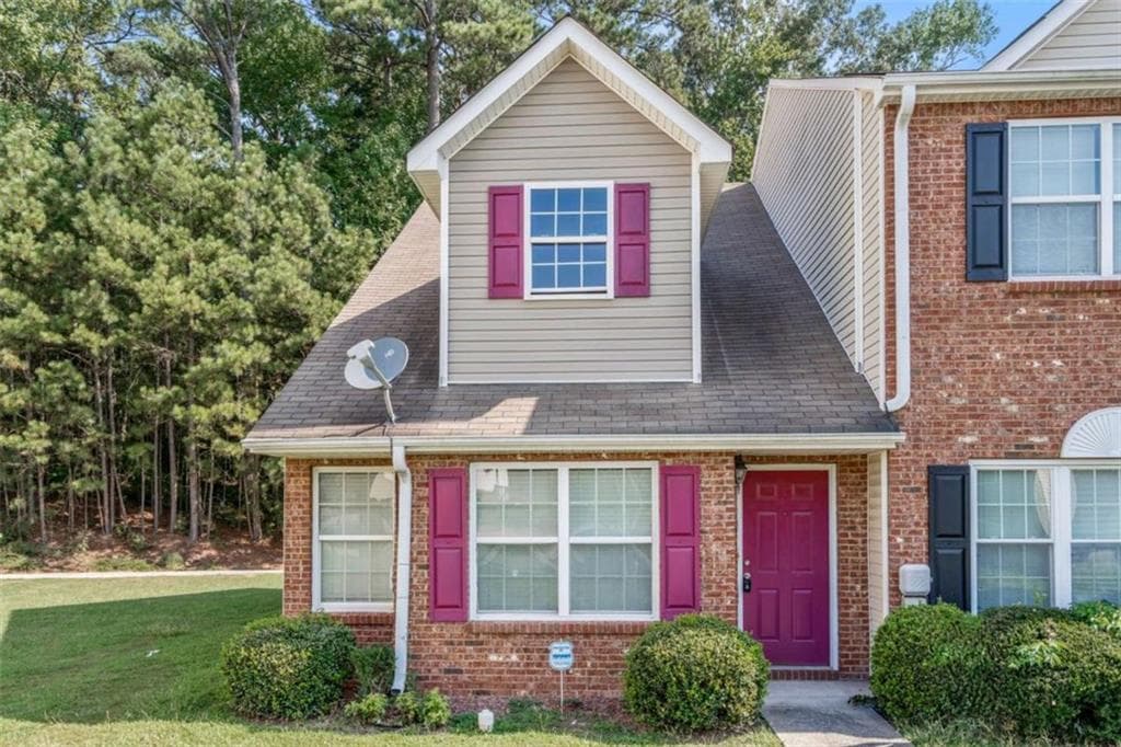 2 bedroom, 2 bathroom, 1,256 sq ft townhouse for sale at 8190 Oakley Circle # 2, Union City, GA 30291