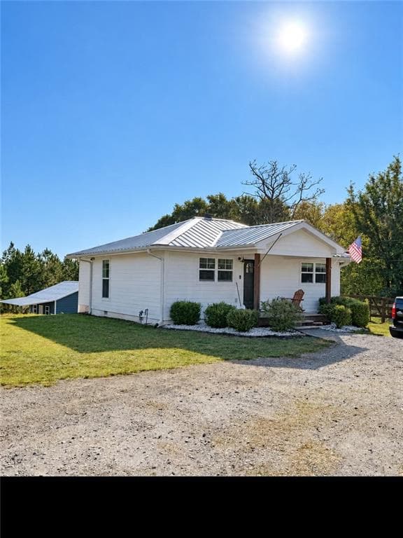 2 bedroom, 2 bathroom, 1,123 sq ft single family residence for sale at 50 Greenwood Street, Bremen, GA 30110
