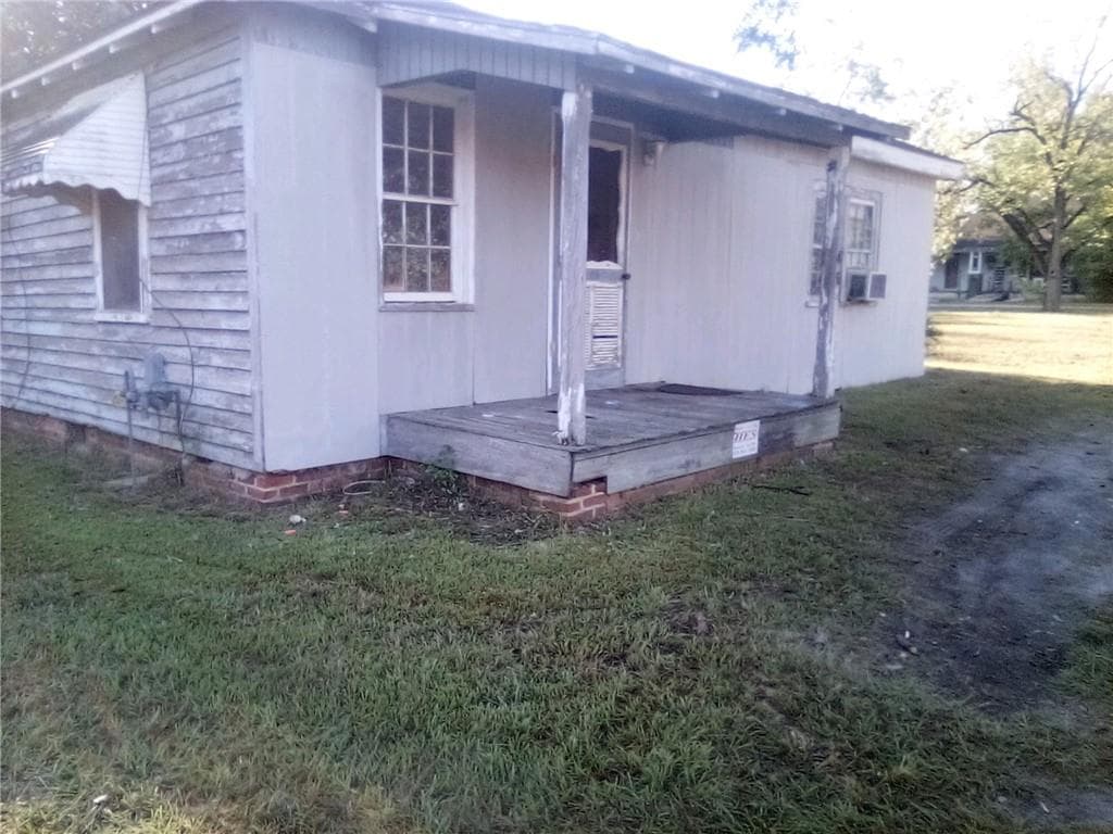 2 bedroom, 1 bathroom, 1,026 sq ft single family residence for sale at 209 S State Street, Wrightsville, GA 31096