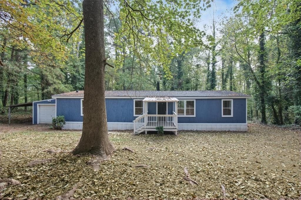 3 bedroom, 2 bathroom, 1,200 sq ft single family residence for sale at 5160 E Holiday Court, Acworth, GA 30102