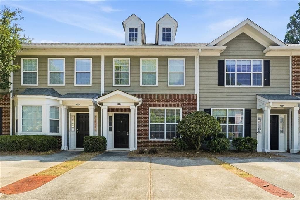 2 bedroom, 3 bathroom, 1,260 sq ft townhouse for sale at 2086 Del Lago Circle, Kennesaw, GA 30152