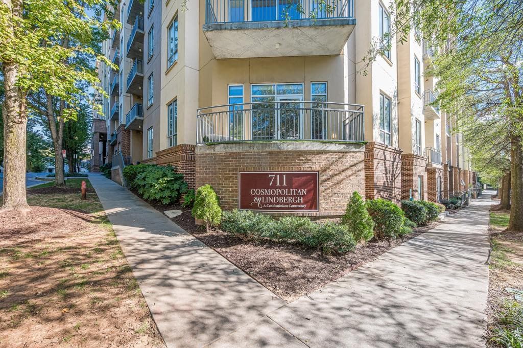 1 bedroom, 2 bathroom, 901 sq ft condominium for sale at 711 Cosmopolitan Drive 524, Atlanta, GA 30324