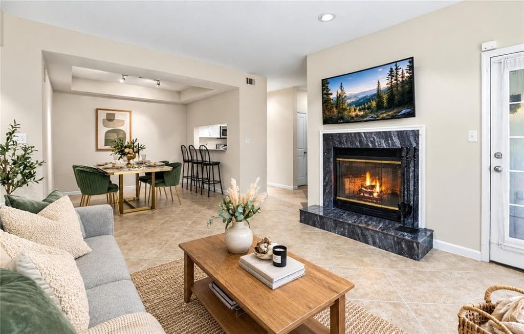 1 bedroom, 1 bathroom, 873 sq ft condominium for sale at 240 Renaissance Parkway 211, Atlanta, GA 30308
