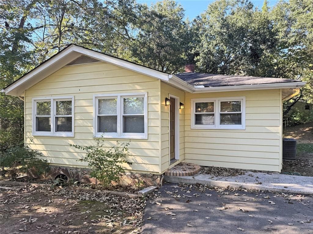 2 bedroom, 1 bathroom, 972 sq ft single family residence for sale at 5525 Highway 53, Tate, GA 30177