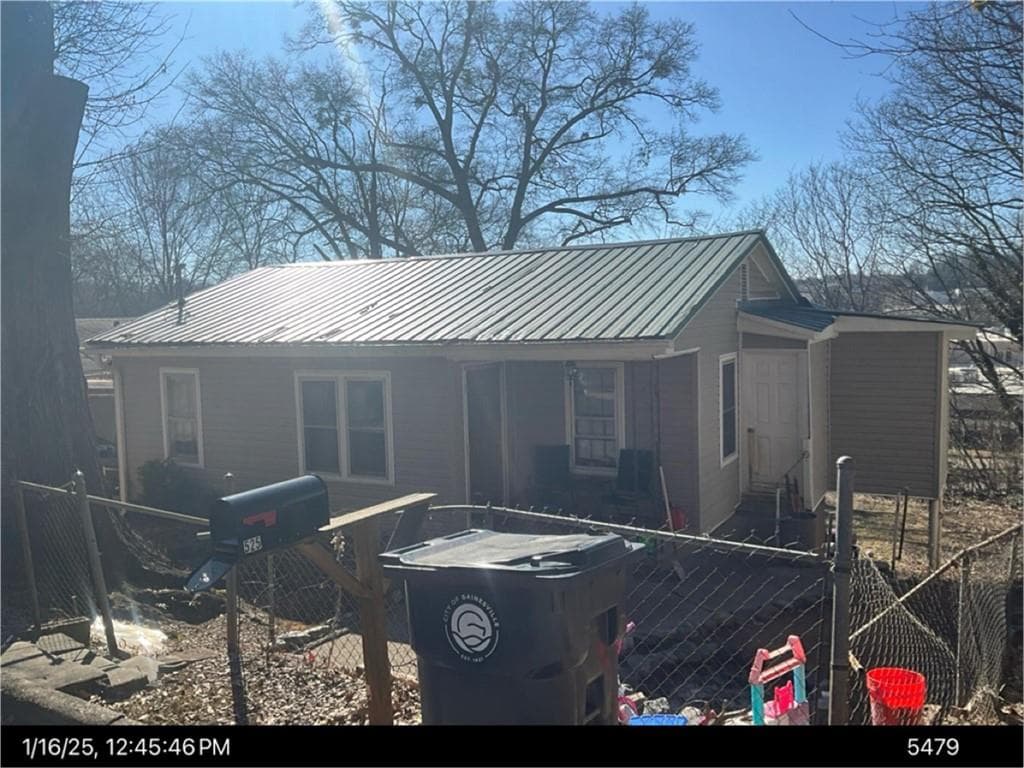 2 bedroom, 1 bathroom, 723 sq ft single family residence for sale at 525 Shaw Drive, Gainesville, GA 30501