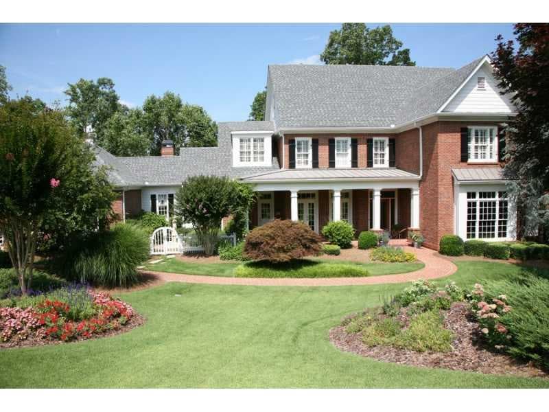 4 bedroom single family residence sold at 215 Inwood Terrace, Roswell, GA 30075