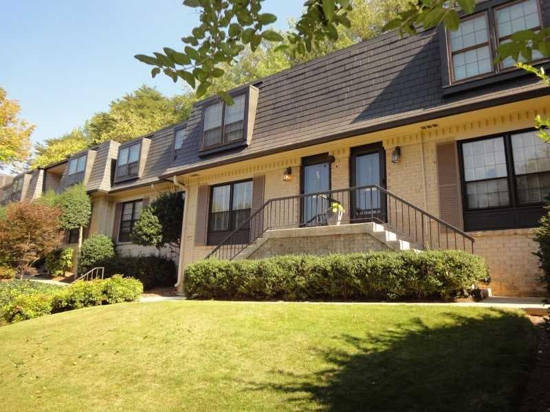 2 bedroom, 1,300 sq ft condominium sold at 99 La Rue Place 99, Atlanta, GA 30327