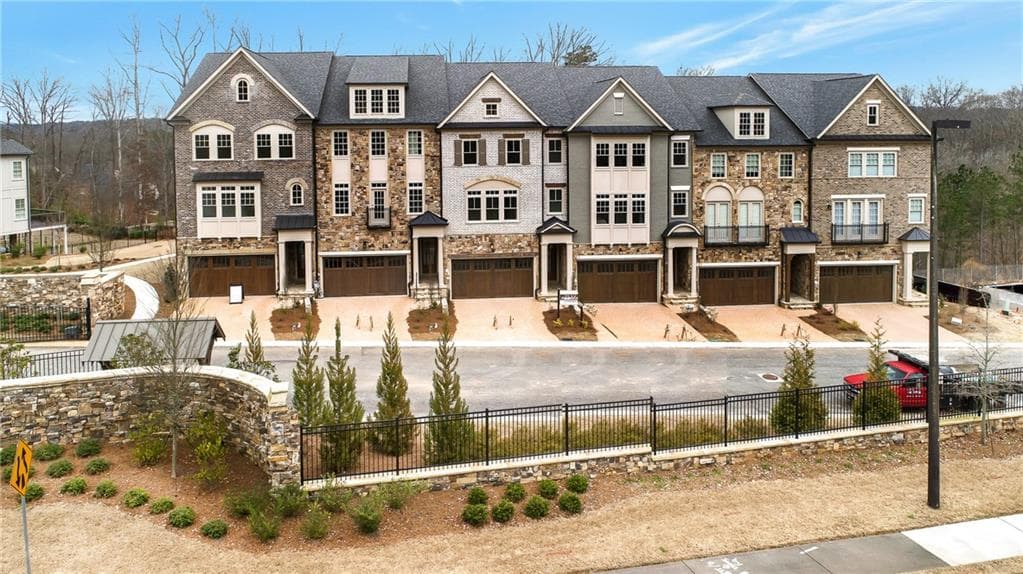 4 bedroom, 5 bathroom, 4,100 sq ft townhouse sold at 414 Abbington River 24, Atlanta, GA 30339