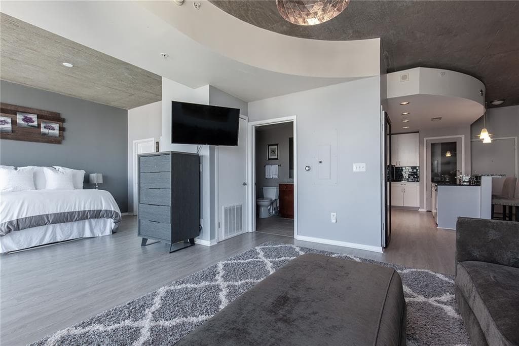 1 bedroom, 1 bathroom, 796 sq ft condominium sold at 860 Peachtree Street 2010, Atlanta, GA 30308
