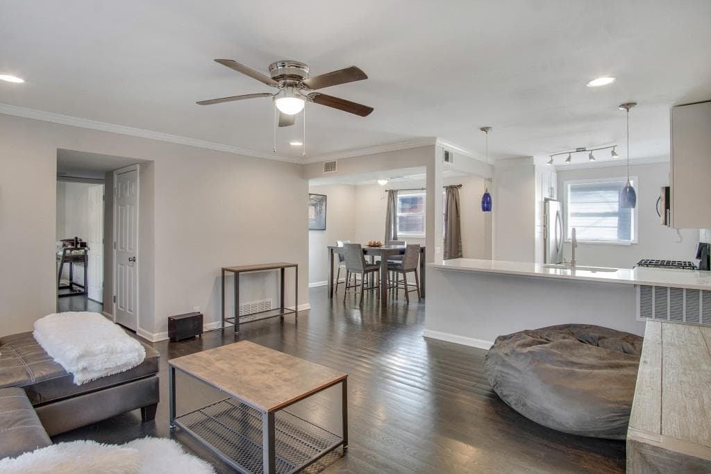 2 bedroom, 2 bathroom, 1,200 sq ft condominium sold at 3660 Peachtree Road E3, Atlanta, GA 30319