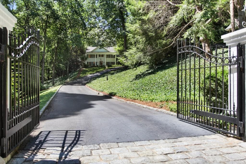 5 bedroom, 7 bathroom, 6,906 sq ft single family residence sold at 4660 Paran Valley, Atlanta, GA 30327