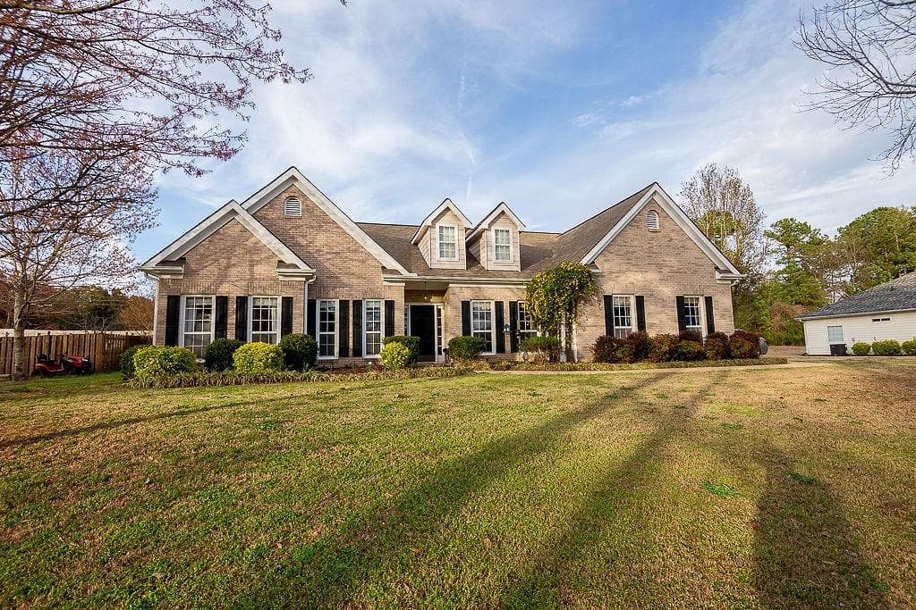 3 bedroom, 2 bathroom, 2,453 sq ft single family residence sold at 4408 Dartford Court, Hoschton, GA 30548