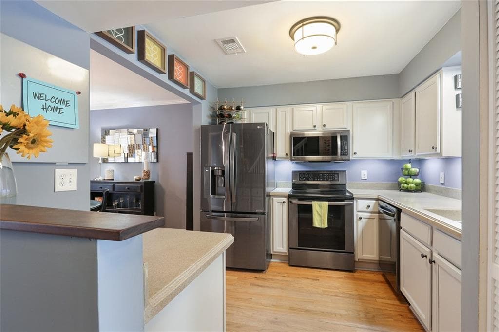 2 bedroom, 3 bathroom, 1,557 sq ft townhouse sold at 214 Peachtree Hollow Court, Atlanta, GA 30328