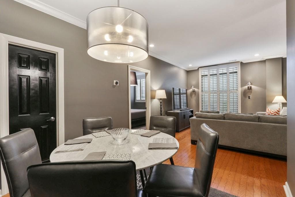 1 bedroom, 1 bathroom, 819 sq ft condominium sold at 1421 Peachtree Street 104, Atlanta, GA 30309