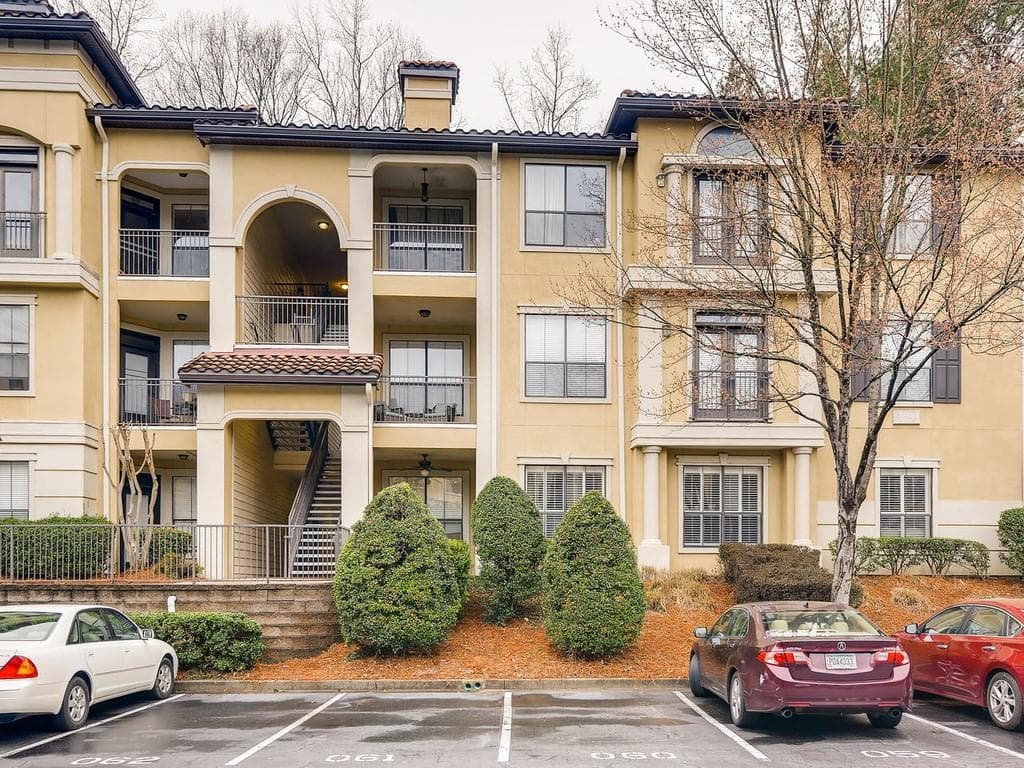 1 bedroom, 1 bathroom, 903 sq ft condominium sold at 3777 Peachtree Road 717, Atlanta, GA 30319