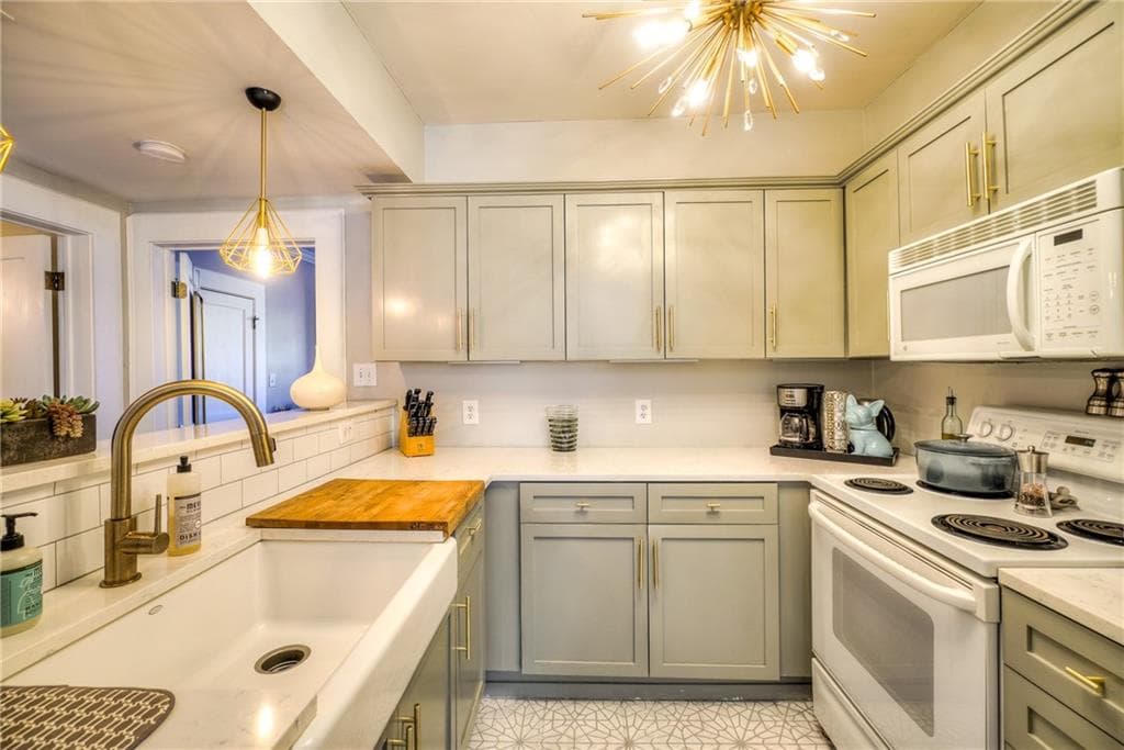 1 bedroom, 1 bathroom, 712 sq ft condominium sold at 1028 Saint Charles Avenue 5, Atlanta, GA 30306