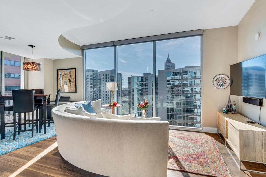 2 bedroom, 2 bathroom, 1,478 sq ft condominium sold at 20 10th Street 1701, Atlanta, GA 30309