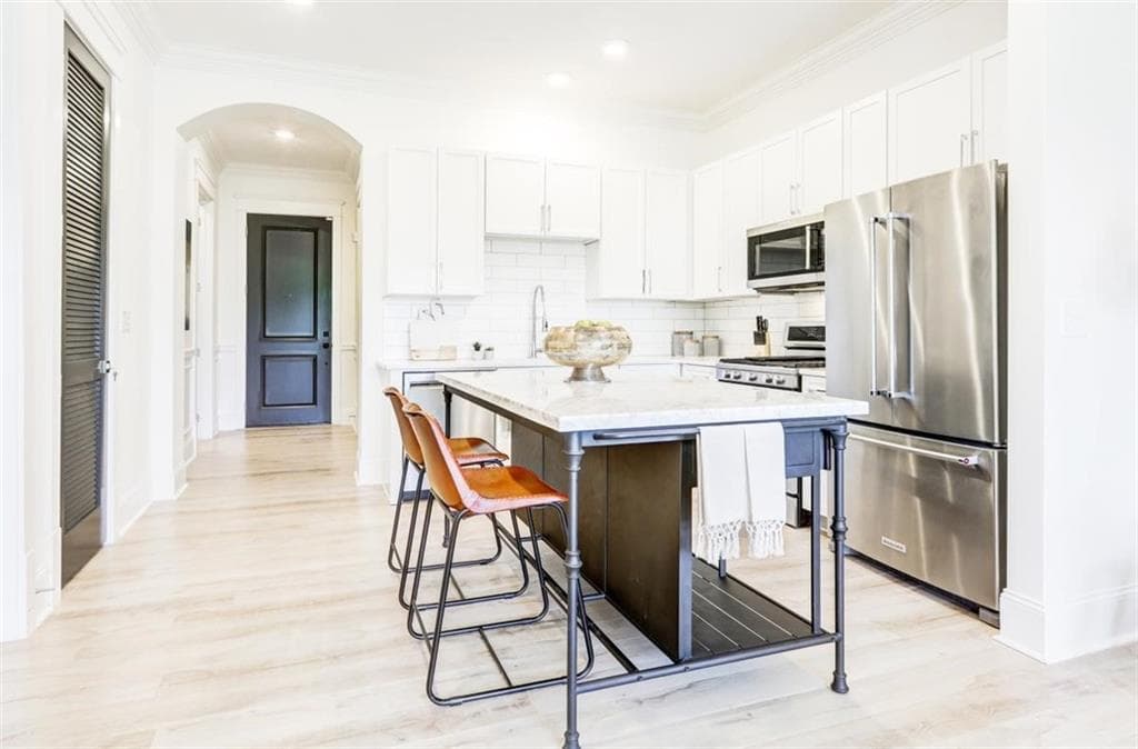 1 bedroom, 1 bathroom, 916 sq ft condominium sold at 625 Piedmont Avenue 4002, Atlanta, GA 30308