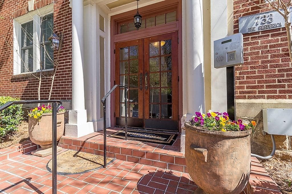 1 bedroom, 1 bathroom, 717 sq ft condominium sold at 733 FREDERICA Street 15, Atlanta, GA 30306