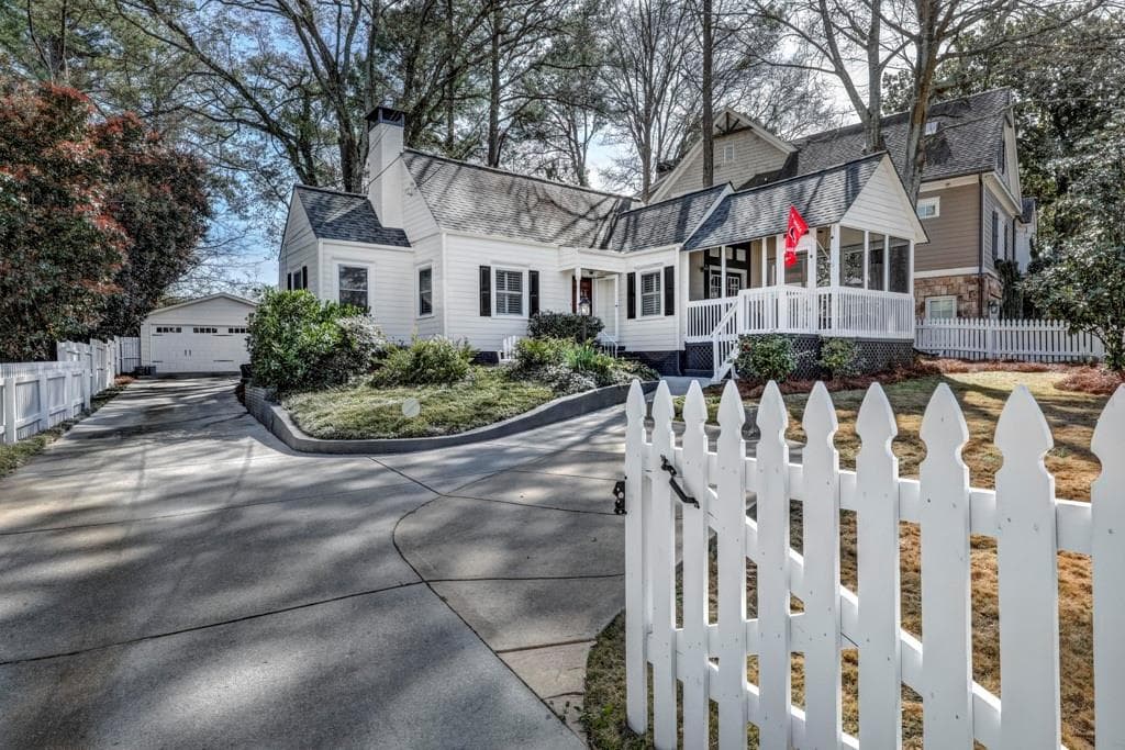 3 bedroom, 2 bathroom single family residence sold at 633 Darlington Circle, Atlanta, GA 30305