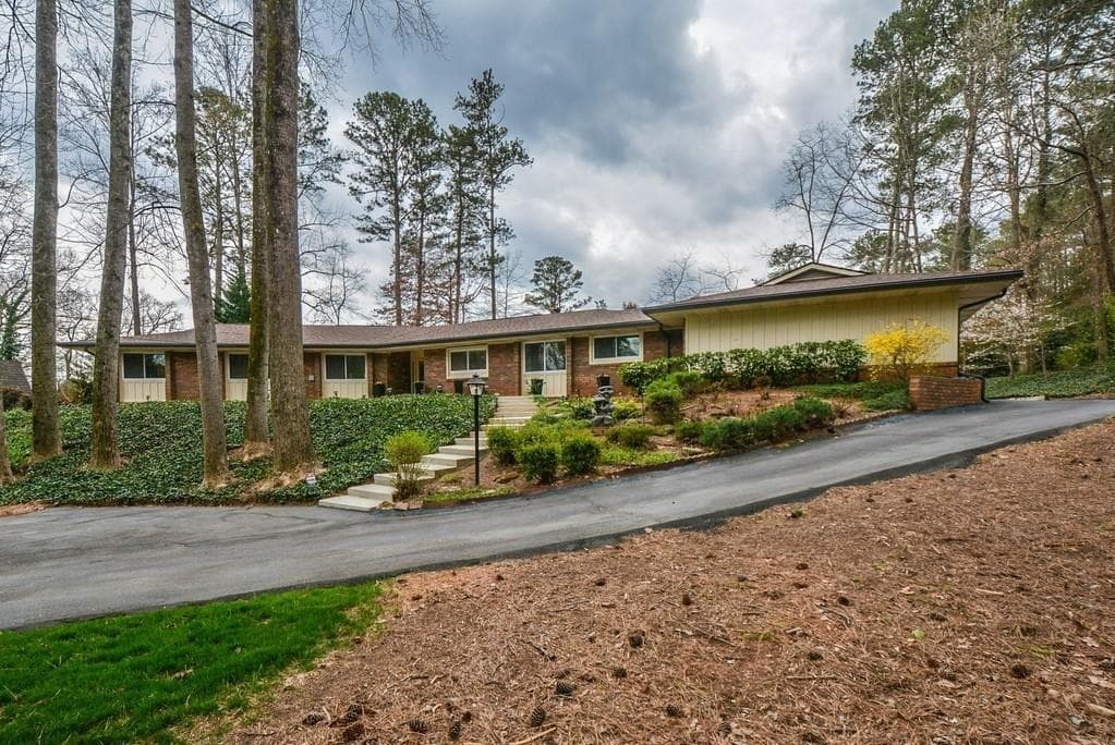4 bedroom, 3 bathroom, 3,881 sq ft single family residence sold at 400 Spalding Circle, Atlanta, GA 30328