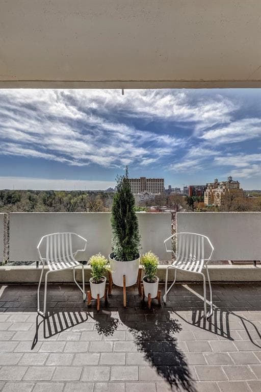 2 bedroom, 2 bathroom, 1,594 sq ft condominium sold at 2575 Peachtree Road 11F, Atlanta, GA 30305