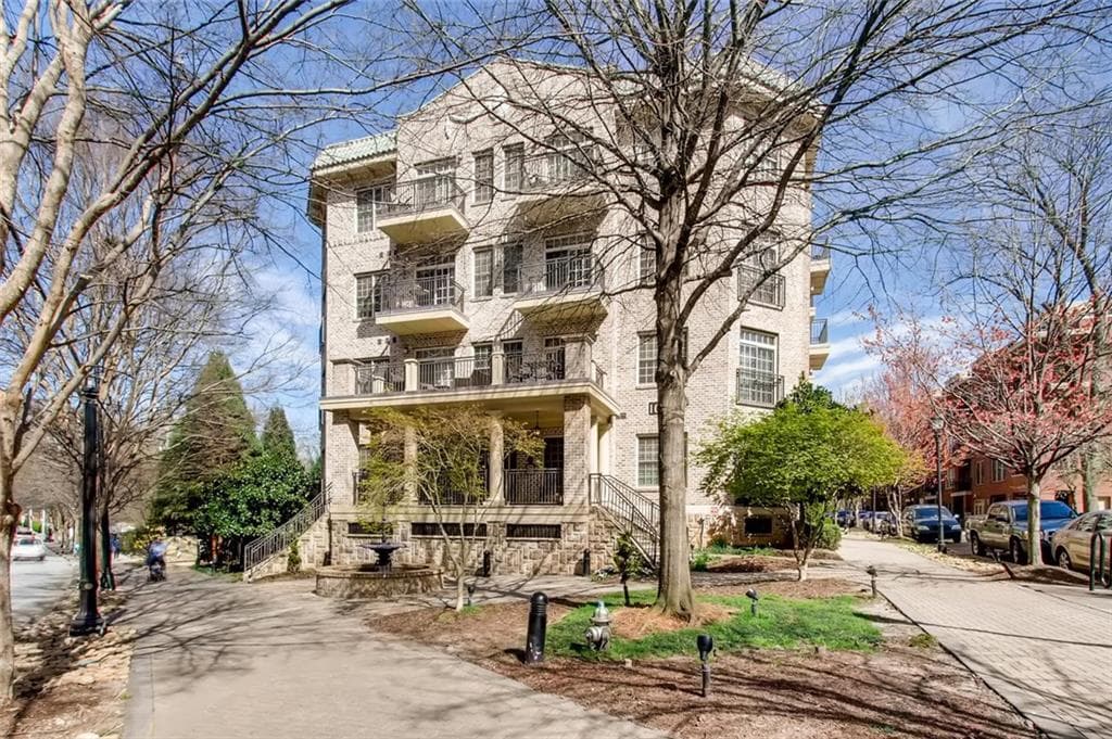 1 bedroom, 1 bathroom, 734 sq ft condominium sold at 1055 Piedmont Avenue 305, Atlanta, GA 30309