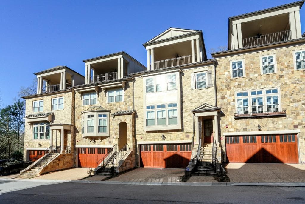 3 bedroom, 5 bathroom, 3,605 sq ft townhouse sold at 3894 Paces Lookout Drive, Atlanta, GA 30339