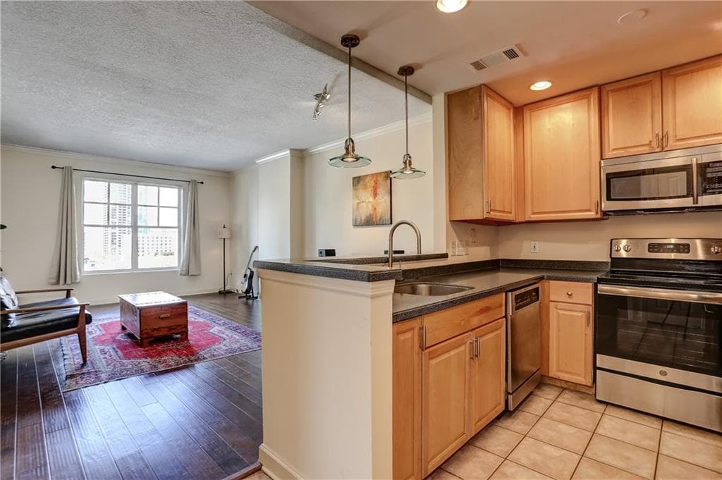 1 bedroom, 1 bathroom, 764 sq ft condominium sold at 1101 Juniper Street 729, Atlanta, GA 30309