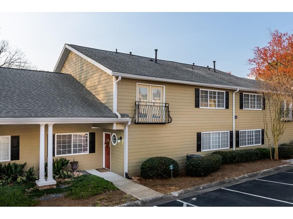 2 bedroom, 3 bathroom, 1,290 sq ft townhouse sold at 1468 Briarwood Road 205, Brookhaven, GA 30319