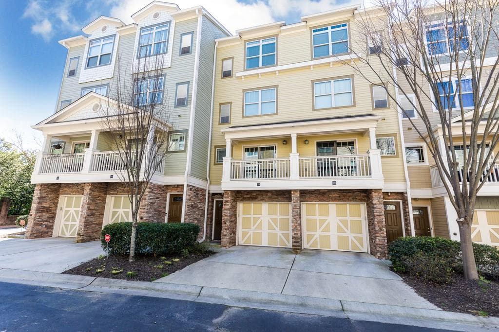 2 bedroom, 3 bathroom, 1,239 sq ft townhouse sold at 221 SEMEL Circle 274, Atlanta, GA 30309