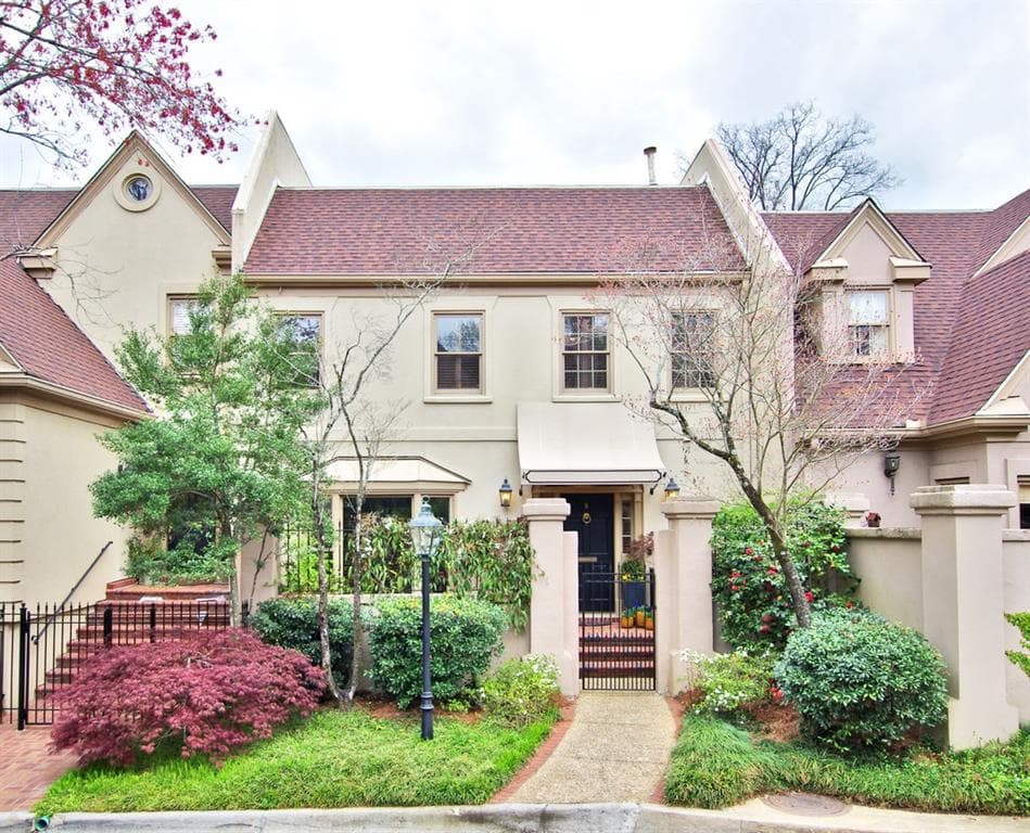 3 bedroom, 4 bathroom, 2,390 sq ft townhouse sold at 2525 Peachtree Road 5, Atlanta, GA 30305