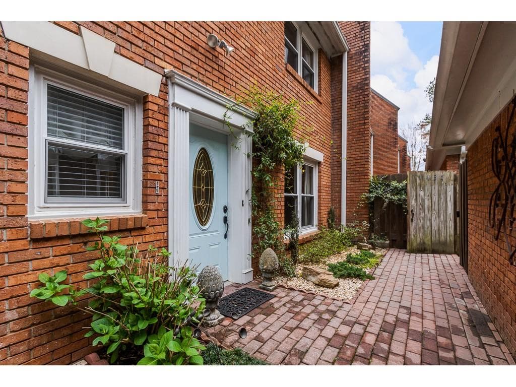3 bedroom, 3 bathroom, 2,280 sq ft townhouse sold at 1435 Ashford Place, Brookhaven, GA 30319