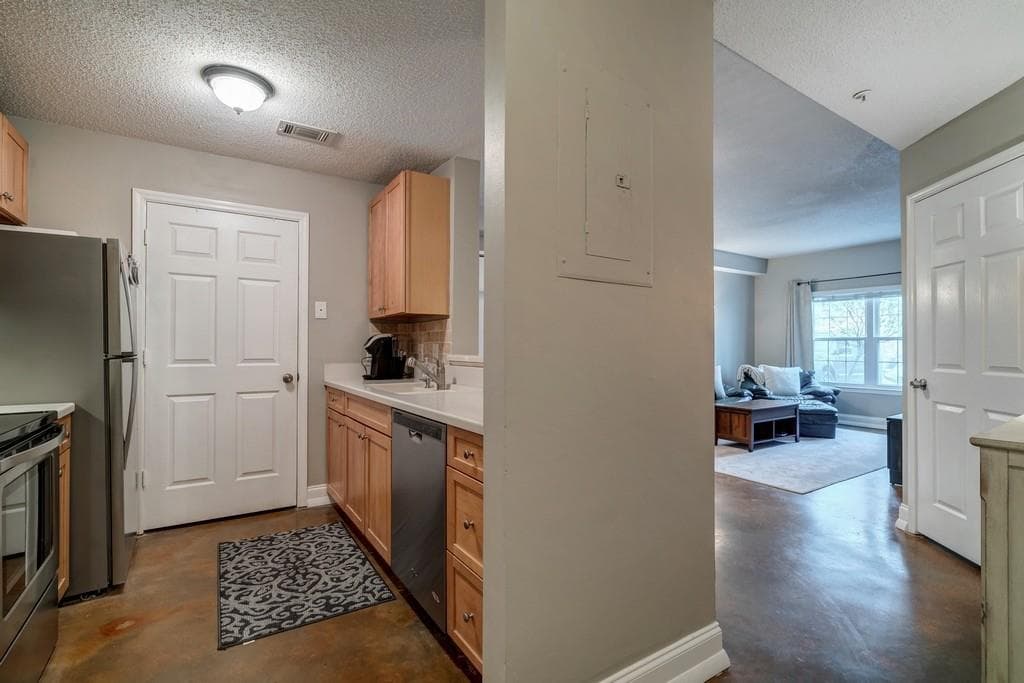 1 bedroom, 1 bathroom, 732 sq ft condominium sold at 1075 Peachtree Walk A115, Atlanta, GA 30309