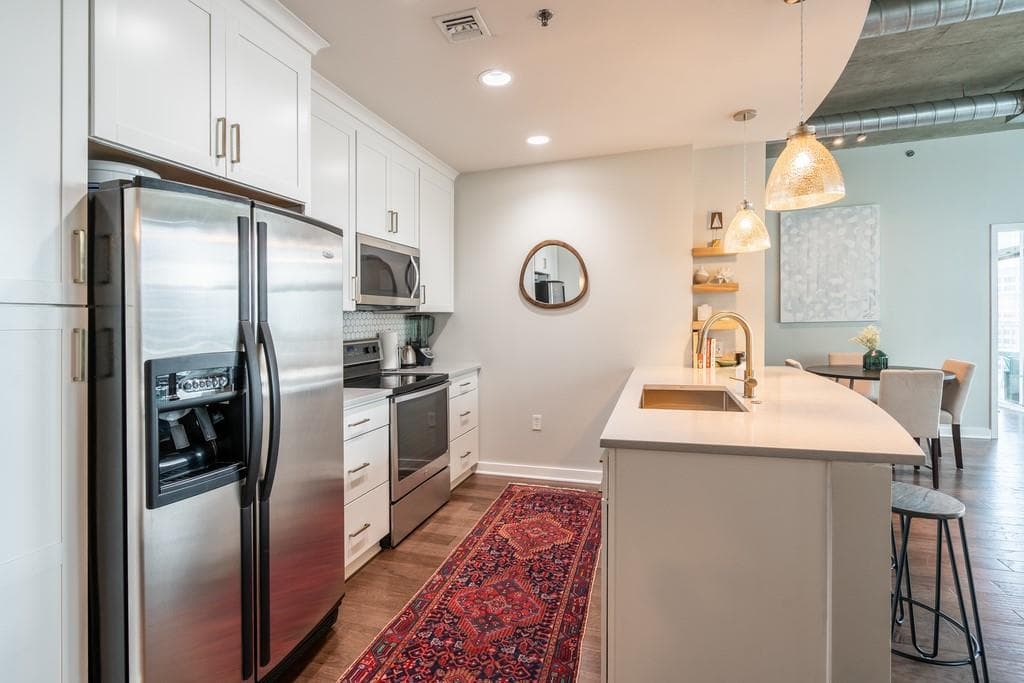 2 bedroom, 2 bathroom, 1,032 sq ft condominium sold at 923 PEACHTREE Street 1328, Atlanta, GA 30309