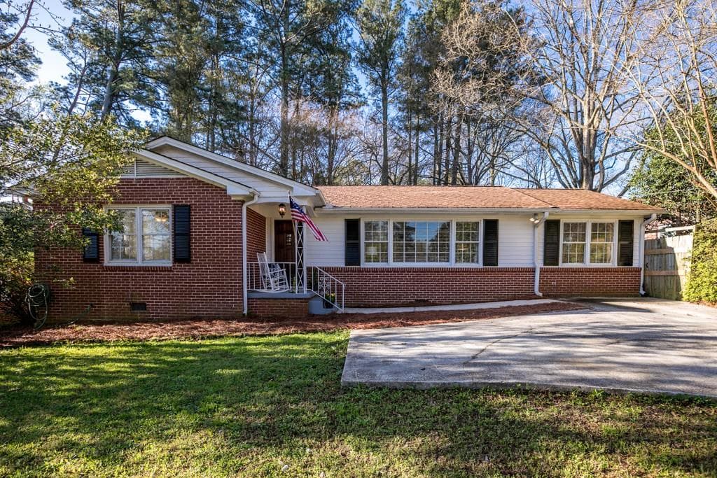 3 bedroom, 2 bathroom single family residence sold at 2092 Fairway Circle, Brookhaven, GA 30319