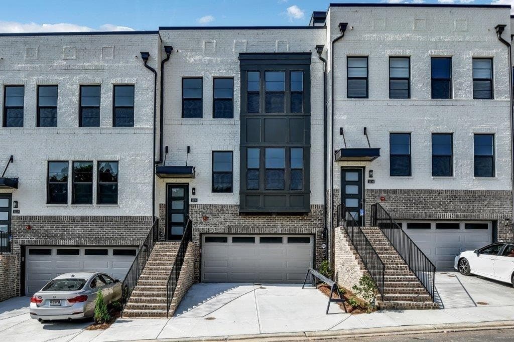 4 bedroom, 5 bathroom, 2,700 sq ft townhouse sold at 2118 Iverson Drive, Smyrna, GA 30080