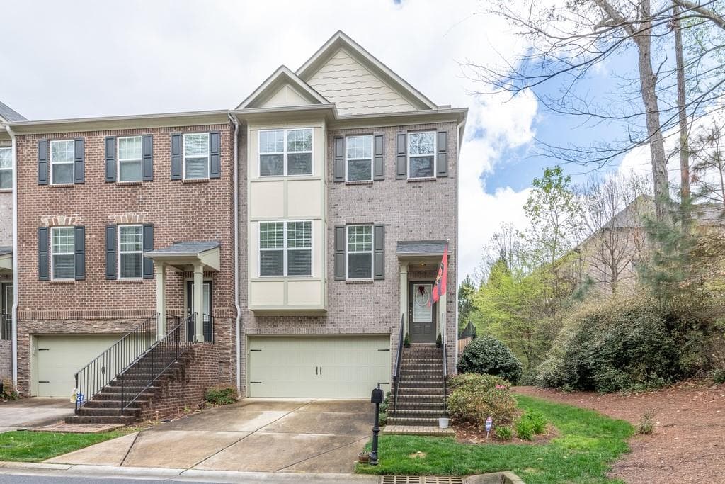 3 bedroom, 4 bathroom, 2,152 sq ft townhouse sold at 3723 INGLEWOOD Way, Brookhaven, GA 30319