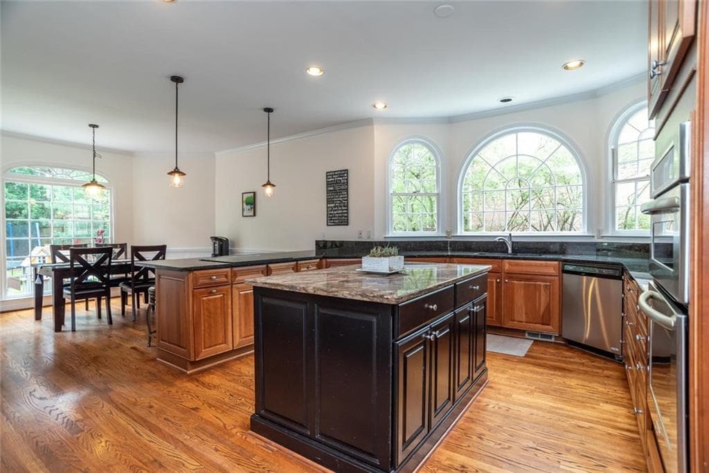5 bedroom, 5 bathroom, 5,775 sq ft single family residence sold at 10740 Centennial Drive, Alpharetta, GA 30022
