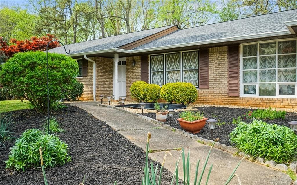 3 bedroom, 2 bathroom, 1,680 sq ft single family residence sold at 370 Barkshire Lane, Roswell, GA 30076