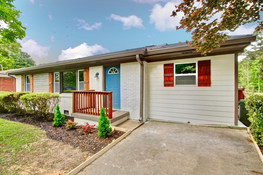 3 bedroom, 2 bathroom, 988 sq ft single family residence sold at 287 SILVER SPRINGS Circle, Atlanta, GA 30310