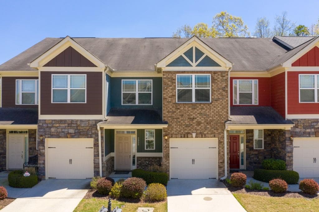 3 bedroom, 3 bathroom, 1,752 sq ft townhouse sold at 2355 Marbleridge Drive, Gainesville, GA 30501